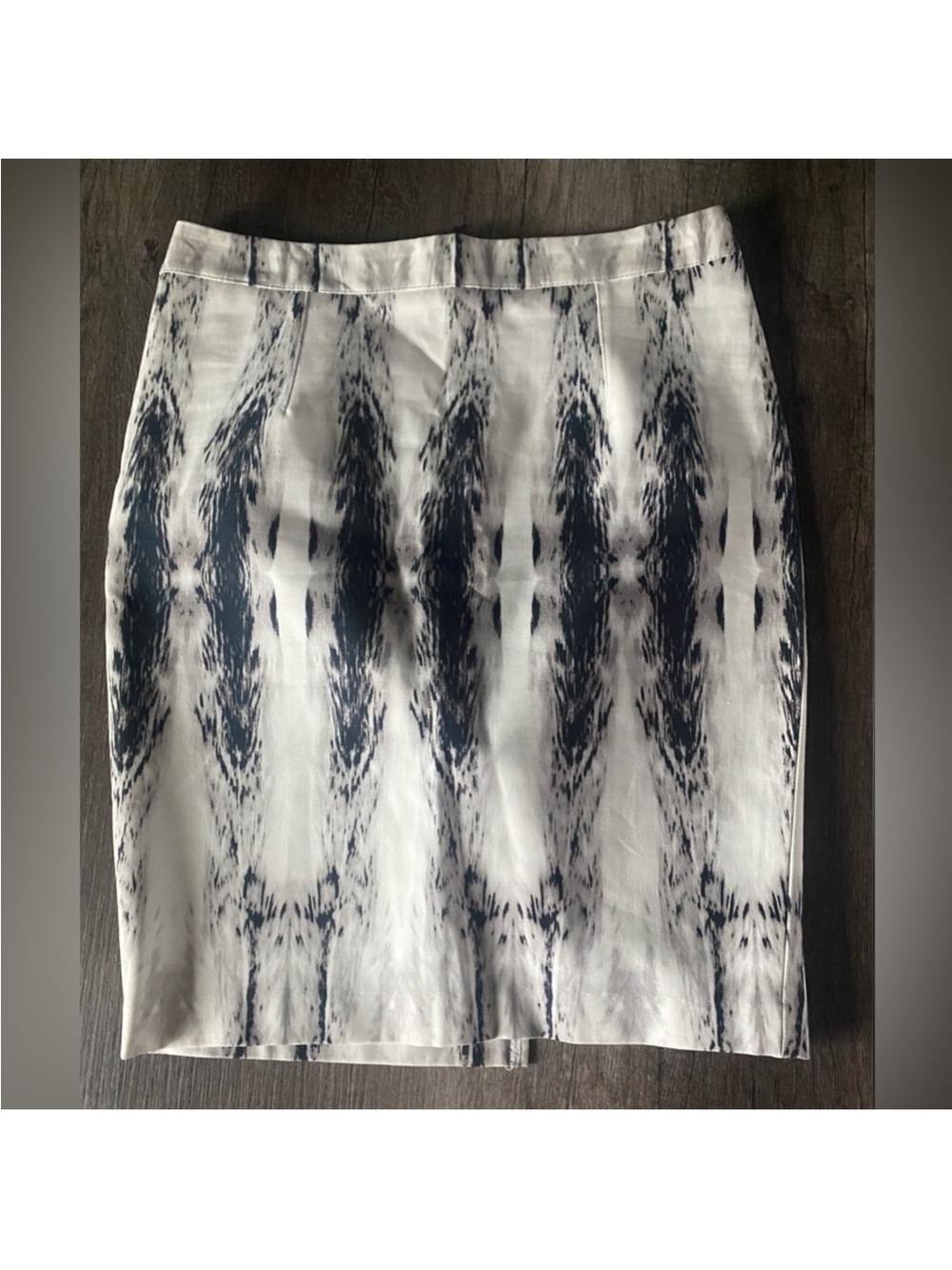 Willi Smith White Pencil Skirt with Navy Ikat Stripe